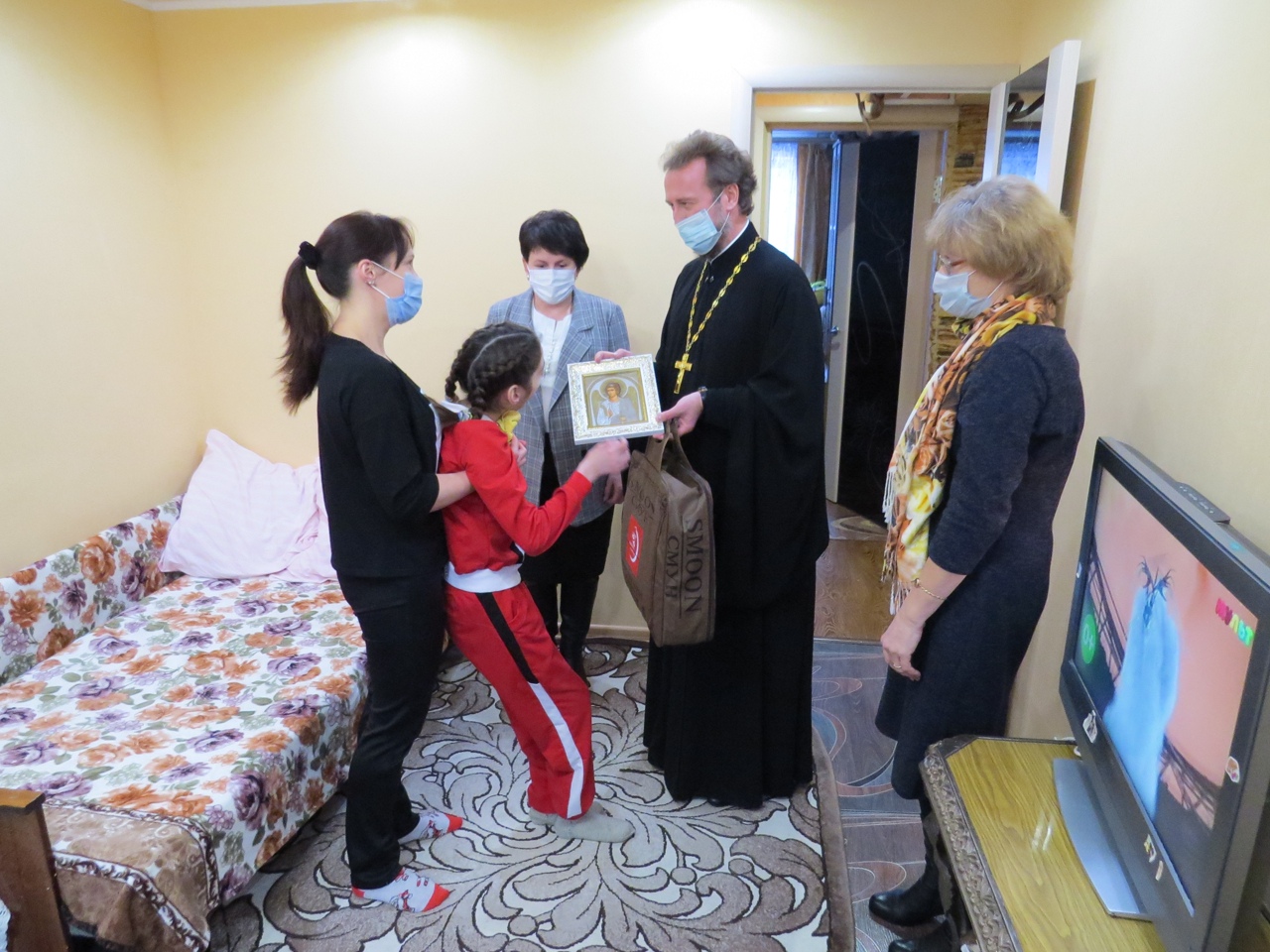 В Карачевском благочинии навестили детей с ограниченными возможностями здоровья