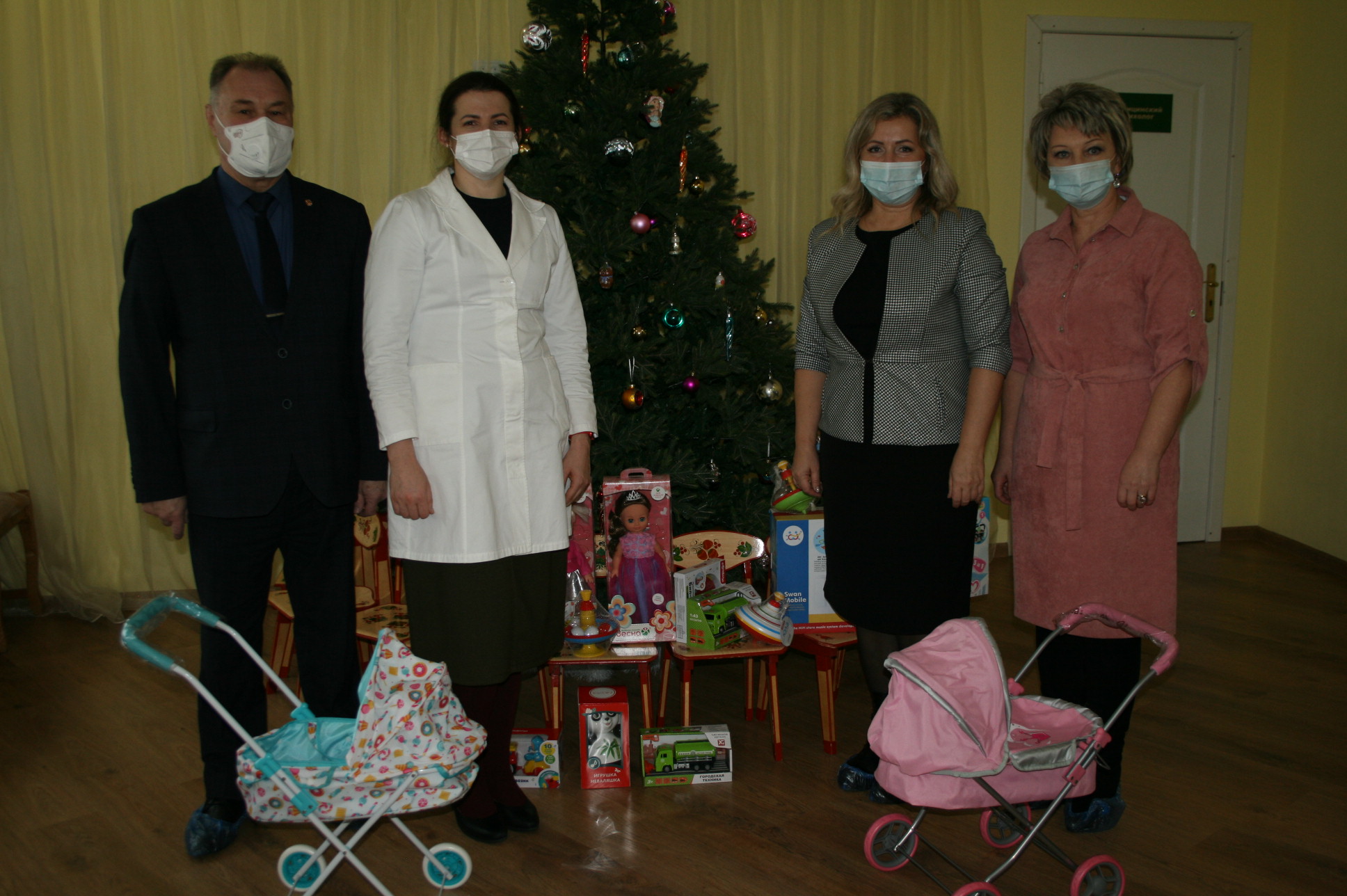 Инна Мухина привезла подарки карачевским детям