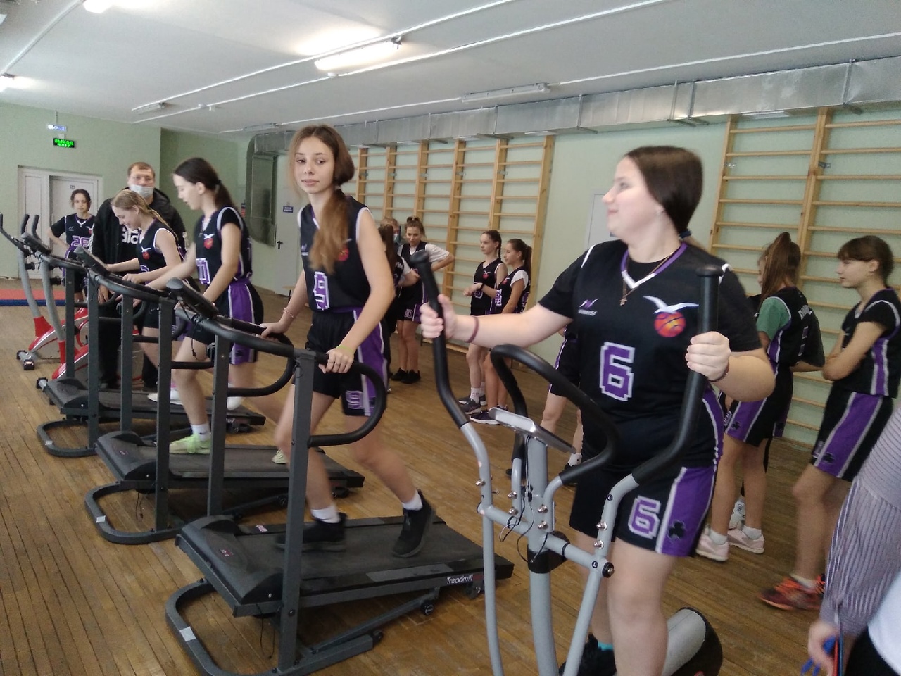 На карачевском стадионе «Снежеть» провели тестовую разминку