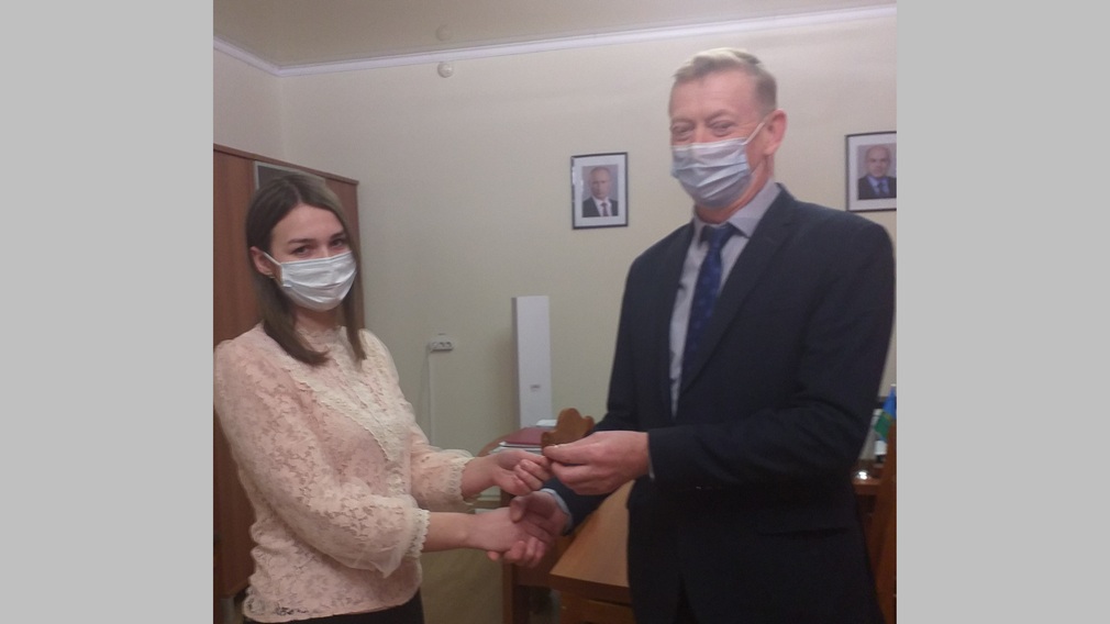 В Севском районе молодой учитель  от служебной квартиры получила ключи