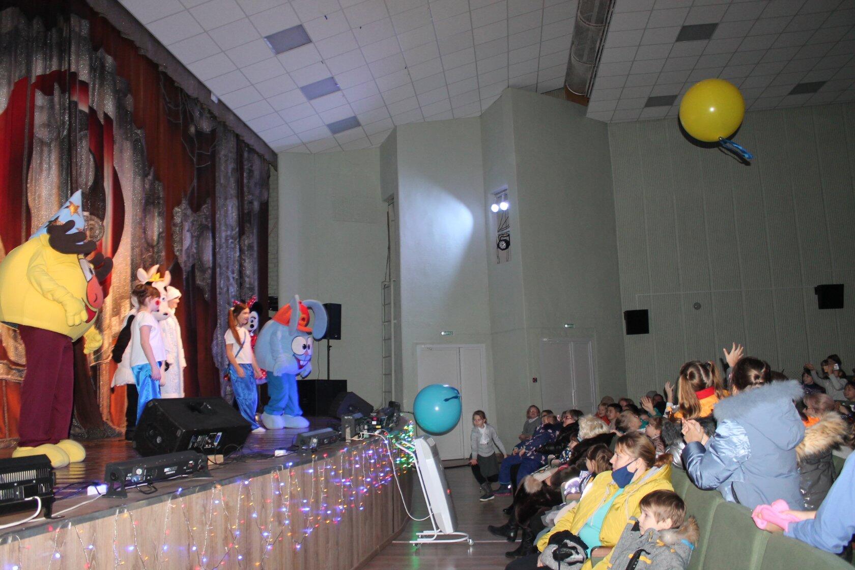 Работники Карачевского районного Дома культуры подготовили для детей новогодний спектакль