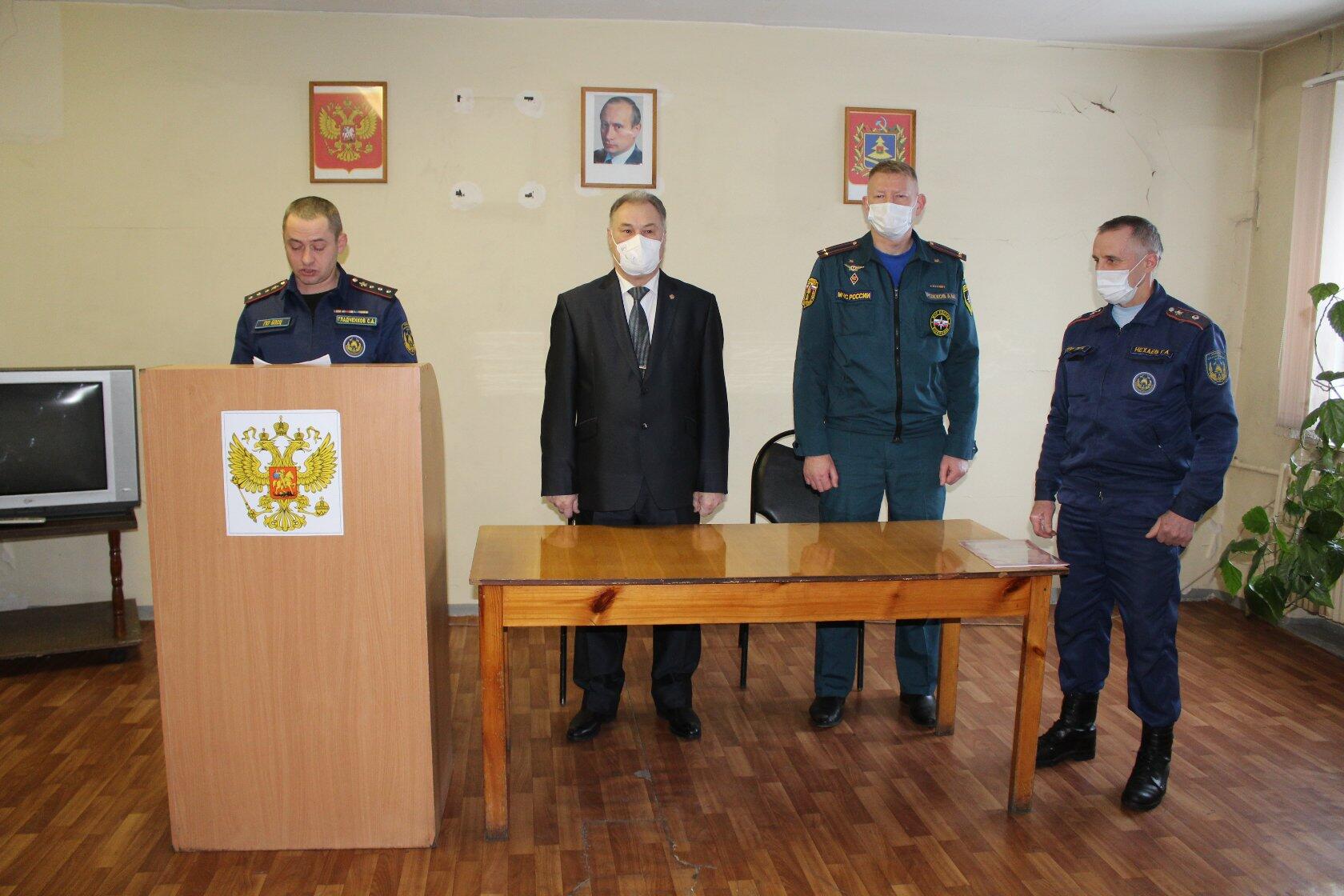 Карачевских сотрудников МЧС поздравили с профессиональным праздником