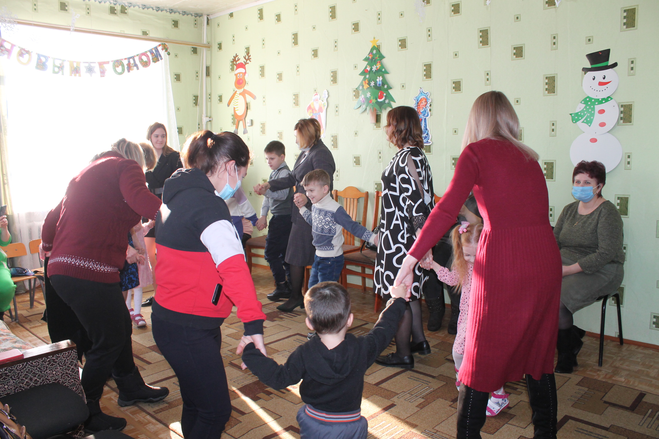 Карачевские депутаты и специалисты горсовета поздравили детей с Новым годом