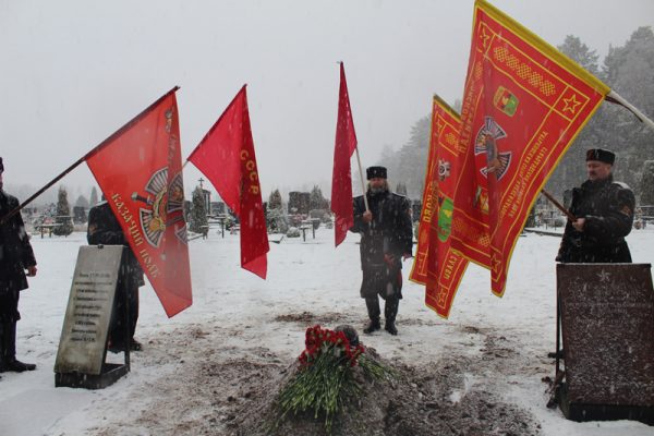В брянской Жуковке состоялось захоронение останков семи советских воинов
