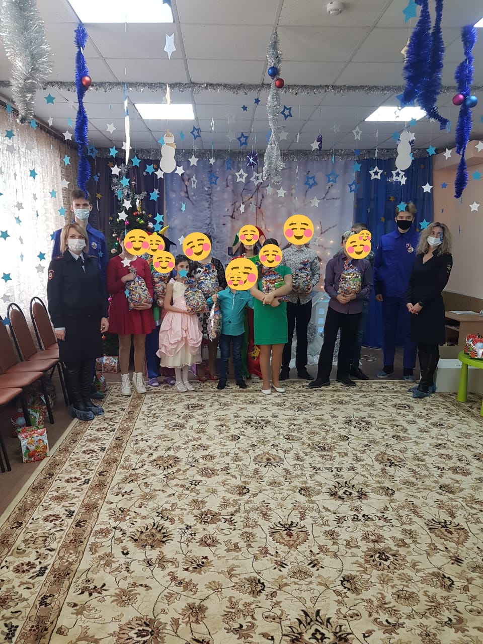 Карачевский полицейский Дед Мороз поздравил детишек