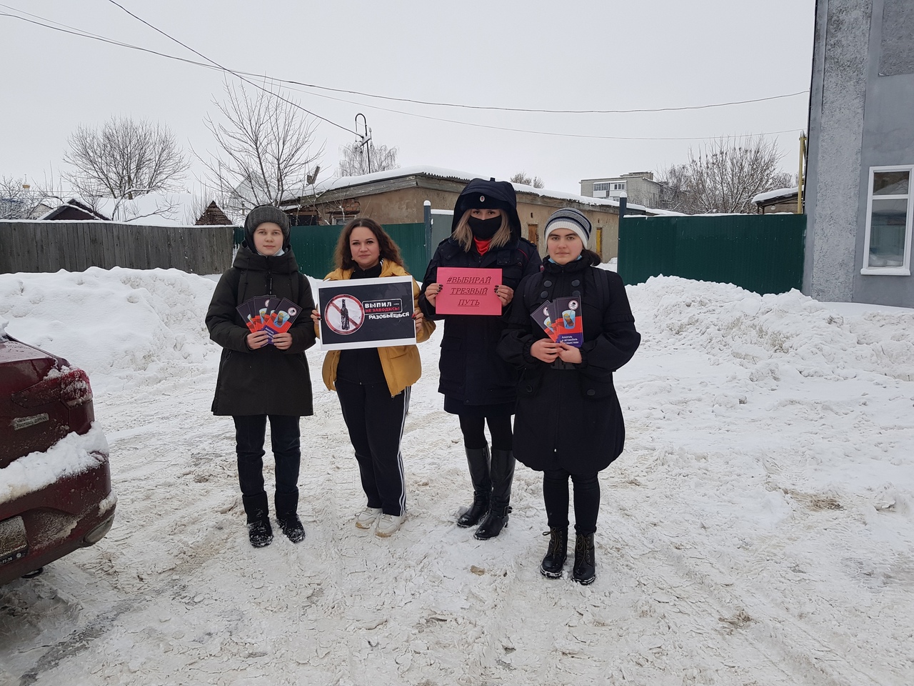 Карачевские автоинспекторы вместе старшеклассниками провели профилактические беседы для водителей