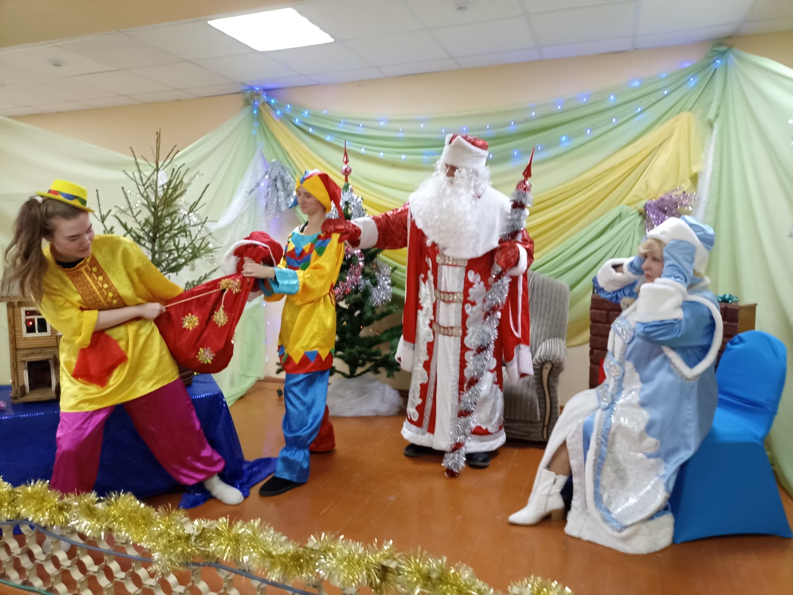 В Березовском ПДК прошло новогоднее представление «В гостях у Деда Мороза»