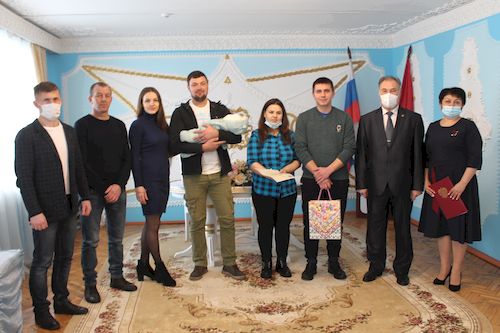 В Карачеве поздравили молодые семьи с рождением детей