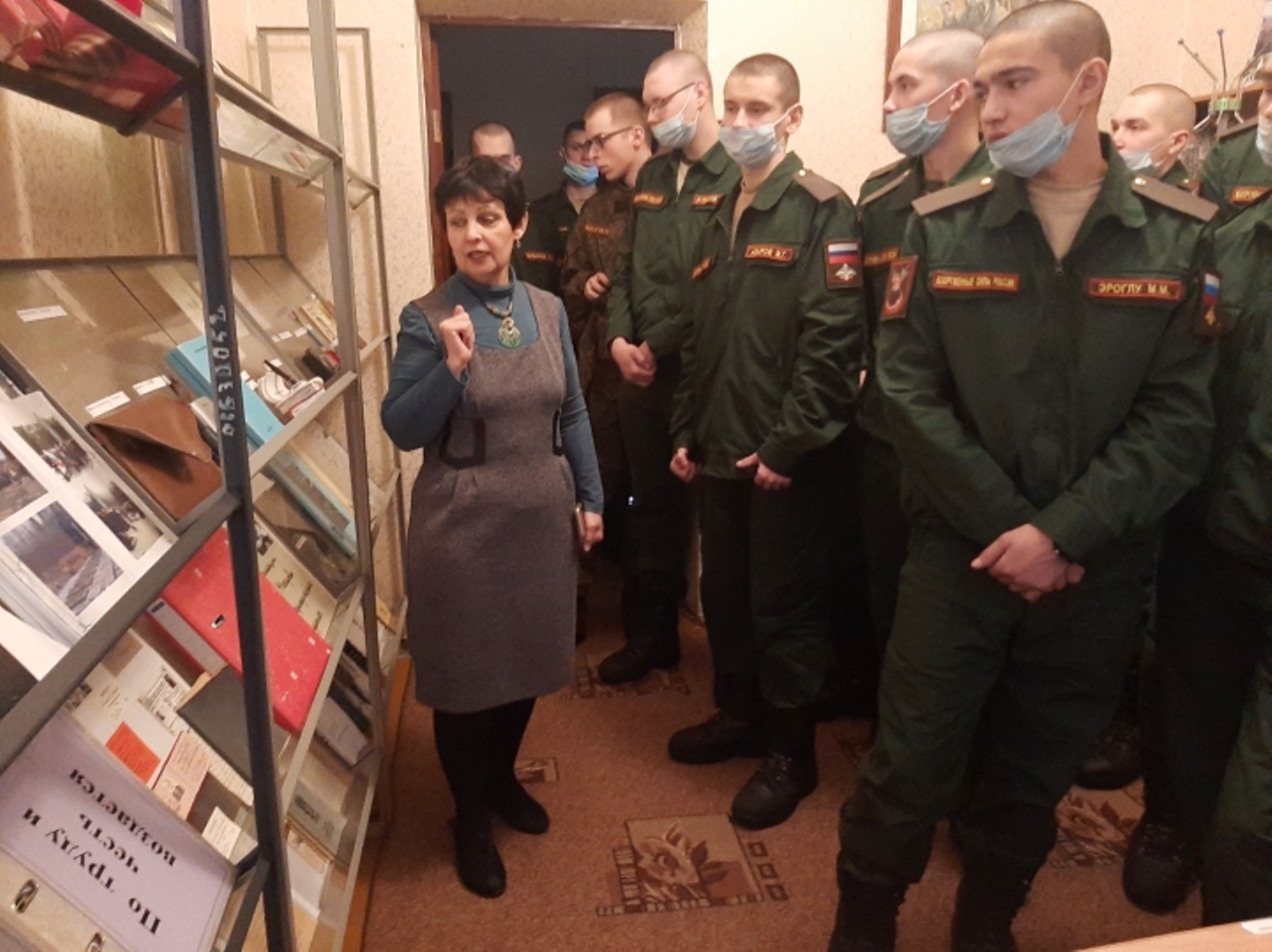 В Карачевской библиотеке прошла экскурсия для солдат воинской части 55443-БК