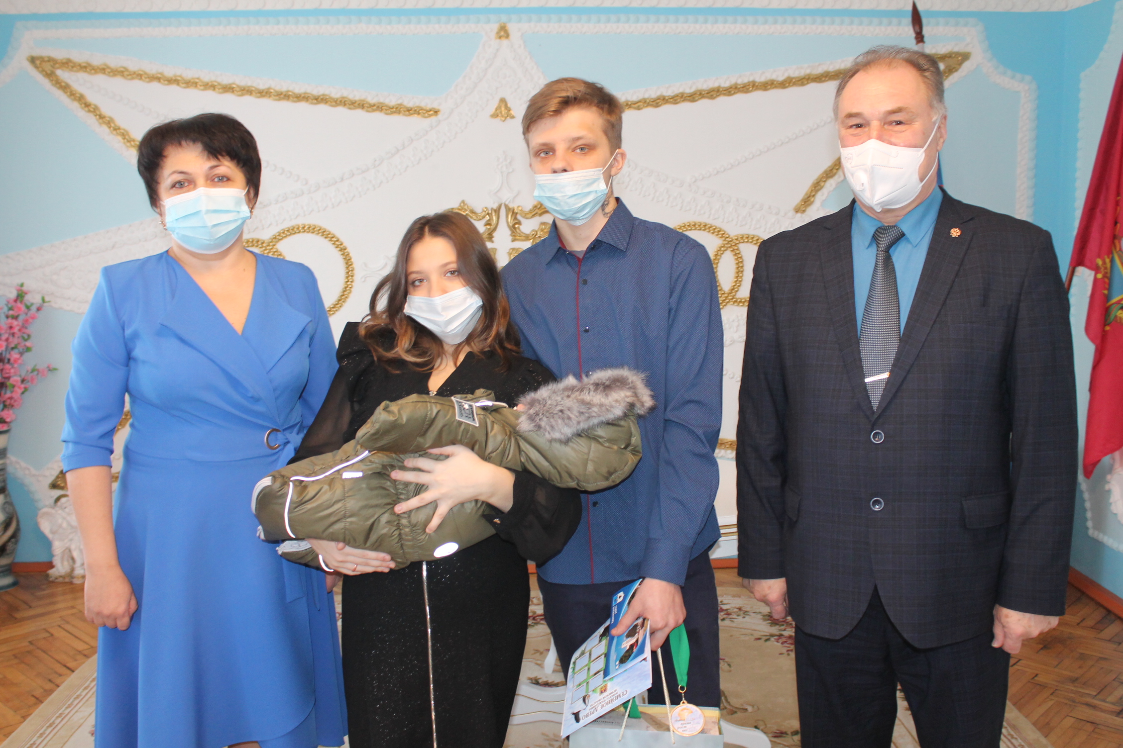 В Карачевском ЗАГСе поздравили родителей новородженного