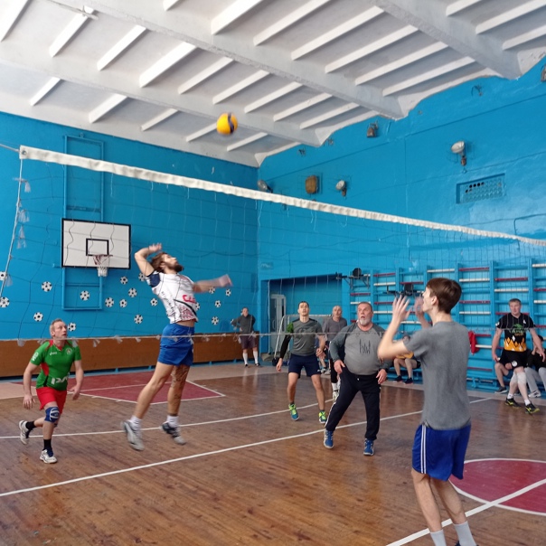 В Карачеве прошел новогодний турнир по волейболу