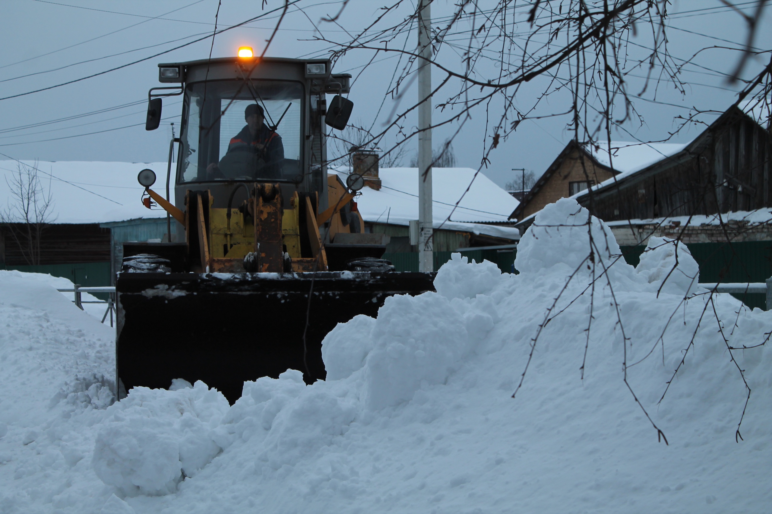 В Карачевском районе продолжают расчищать улицы от снега