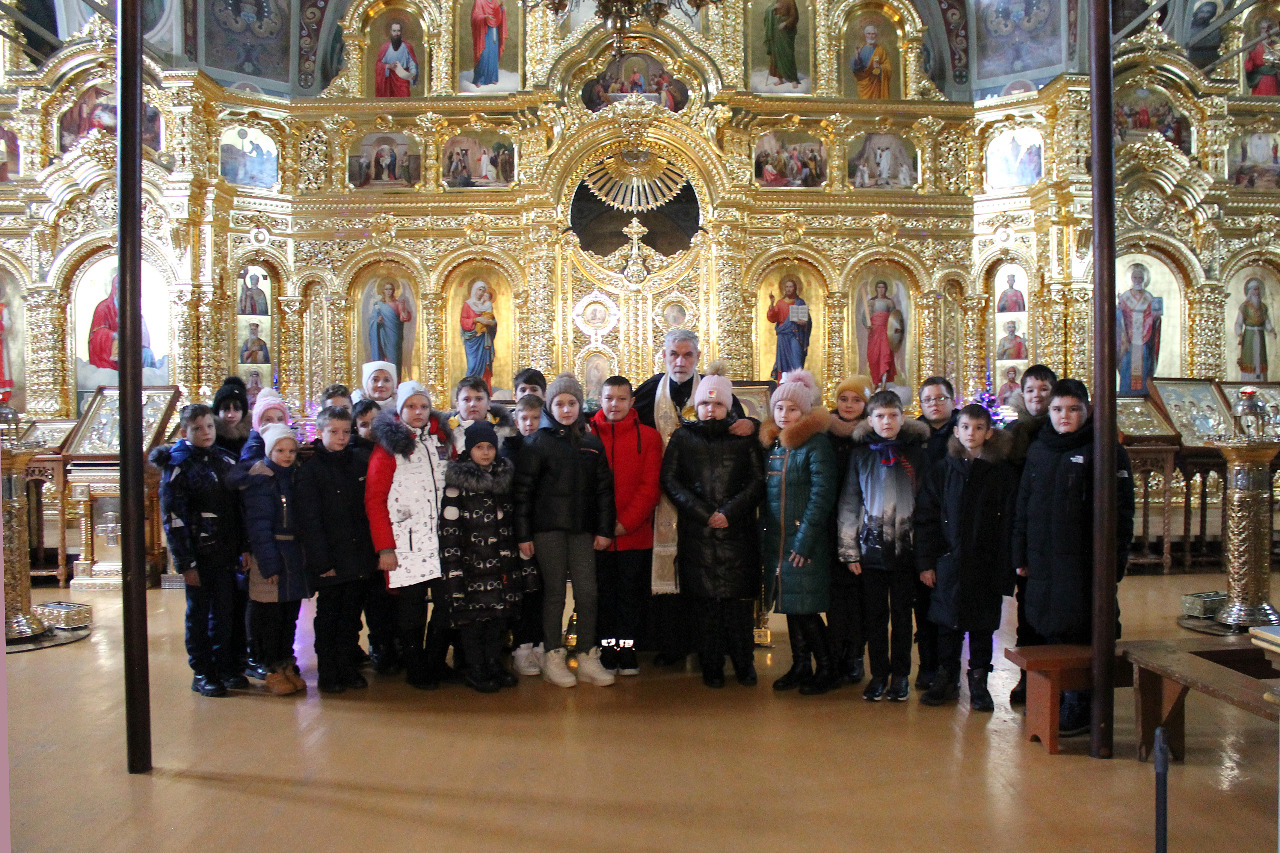 В Никольском храме города Карачева настоятель провел экскурсию для школьников
