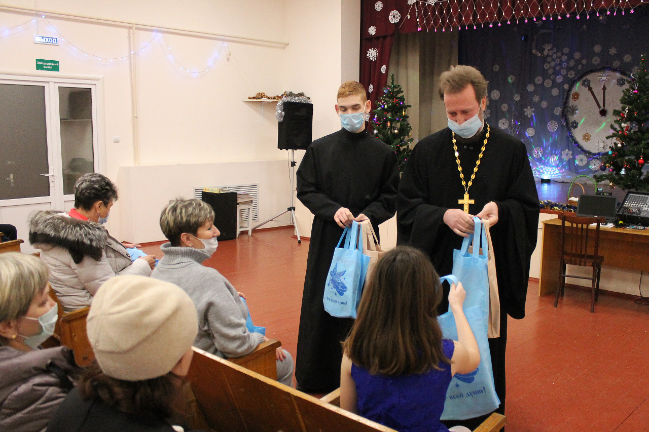 Благочинный Карачевского церковного округа поздравил со Святочными днями жителей поселка Теплое