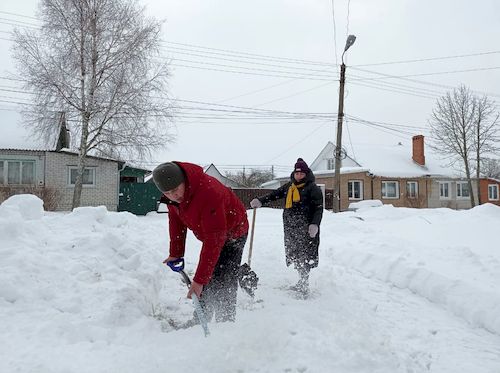 Карачевские волонтёры помогают в борьбе со снегом