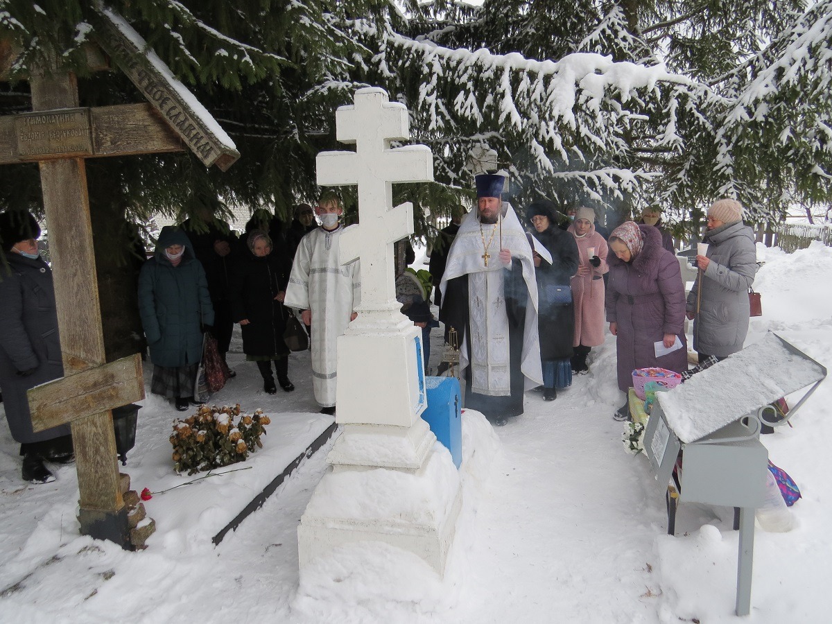 Благочинный Карачевского церковного округа совершил панихиду на могиле старца Макария (Люльченко)