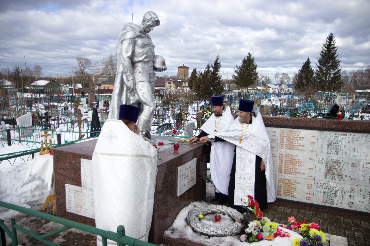 В Карачеве прошла панихида на братской могиле воинов, погибших в Великую Отечественную войну