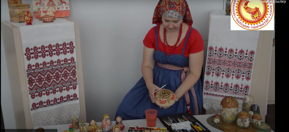 Народный мастер Брянской области Екатерина Гридина знакомит основам росписи по дереву