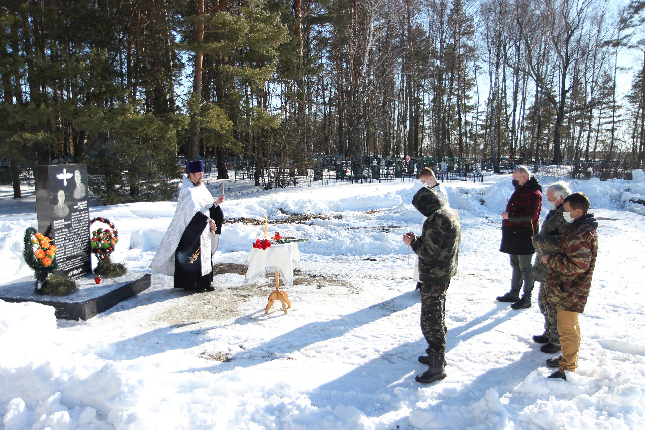Благочинный Карачевского церковного округа совершил панихиду у памятника летчикам, погибшим в 1941 году