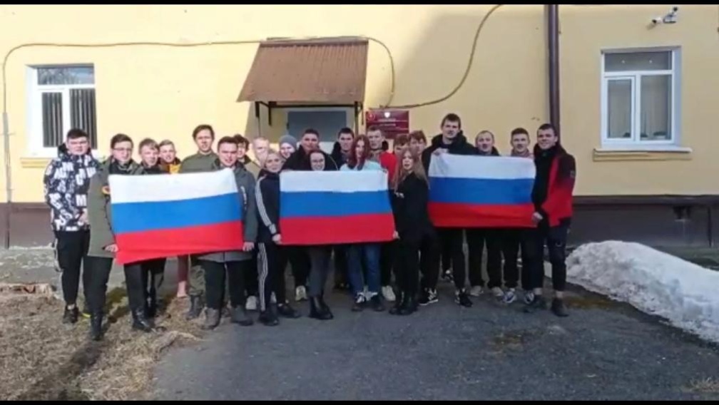 Студенты Брянского техникума энергомашиностроения и радиоэлектротехники присоединились к флешмобу «Своих не бросаем!»