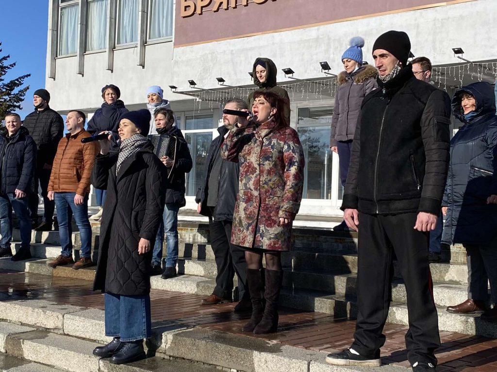 В Брянске прошел флешмоб в поддержку жителей ЛНР и ДНР