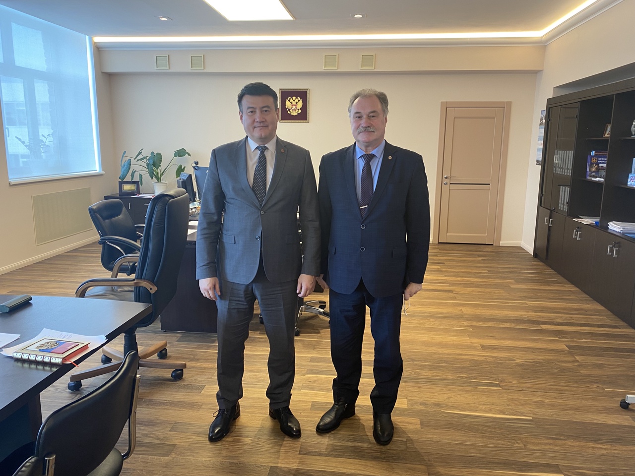 Глава администрации Карачевского района Леонид Филин встретился с гендиректором завода «Электродеталь»