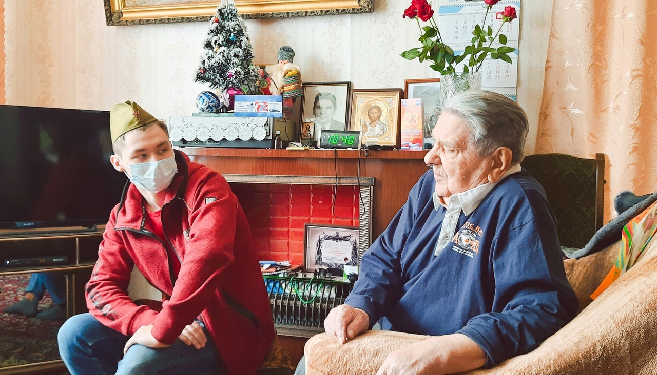 Карачевские студенты поздравили ветерана