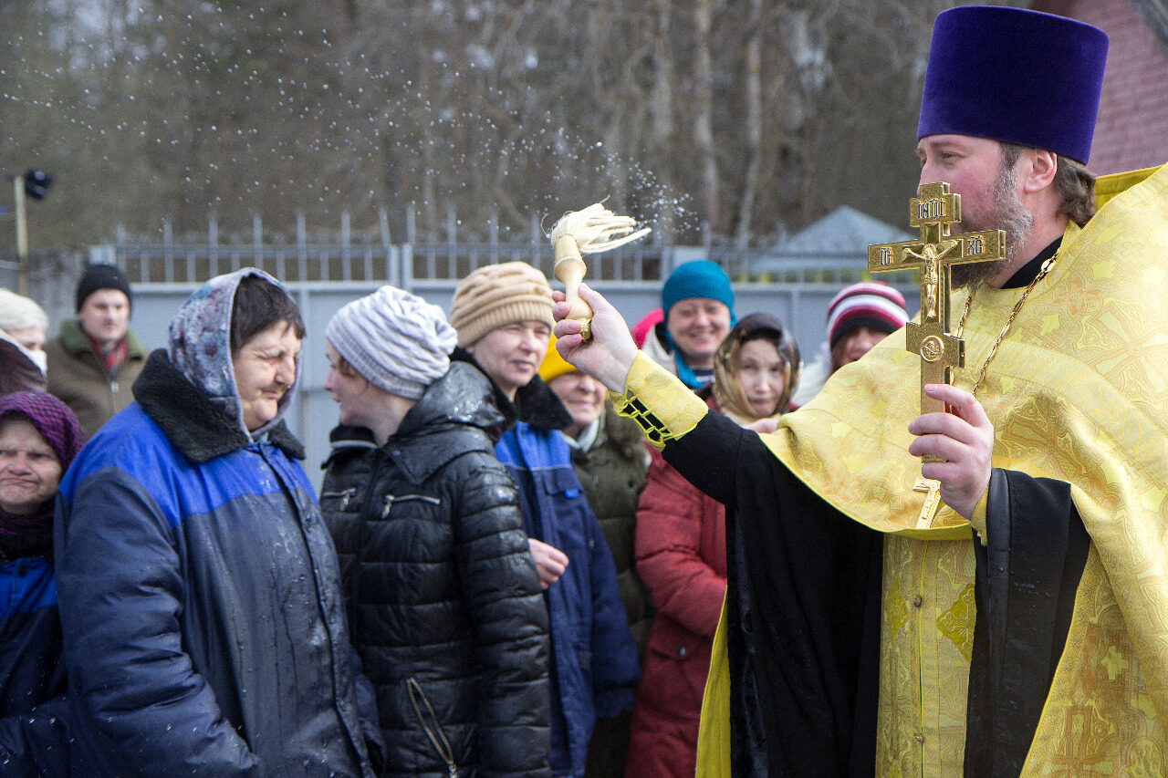 Благочинный Карачевского церковного округа совершил молебен в психоневрологическом интернате деревни Вереща