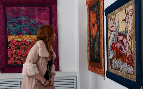 В Брянске открылась выставка «Лоскутный калейдоскоп» народного мастера Анны Петрищевой