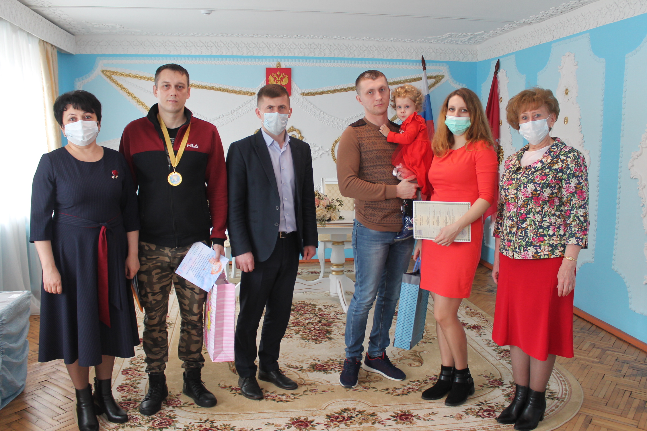 В Карачеве чествовали родителей новорожденных