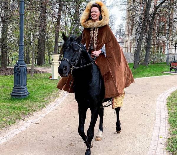 Брянцев приглашают 9 марта посмотреть сериал «Елизавета» с брянской актрисой Поплавской