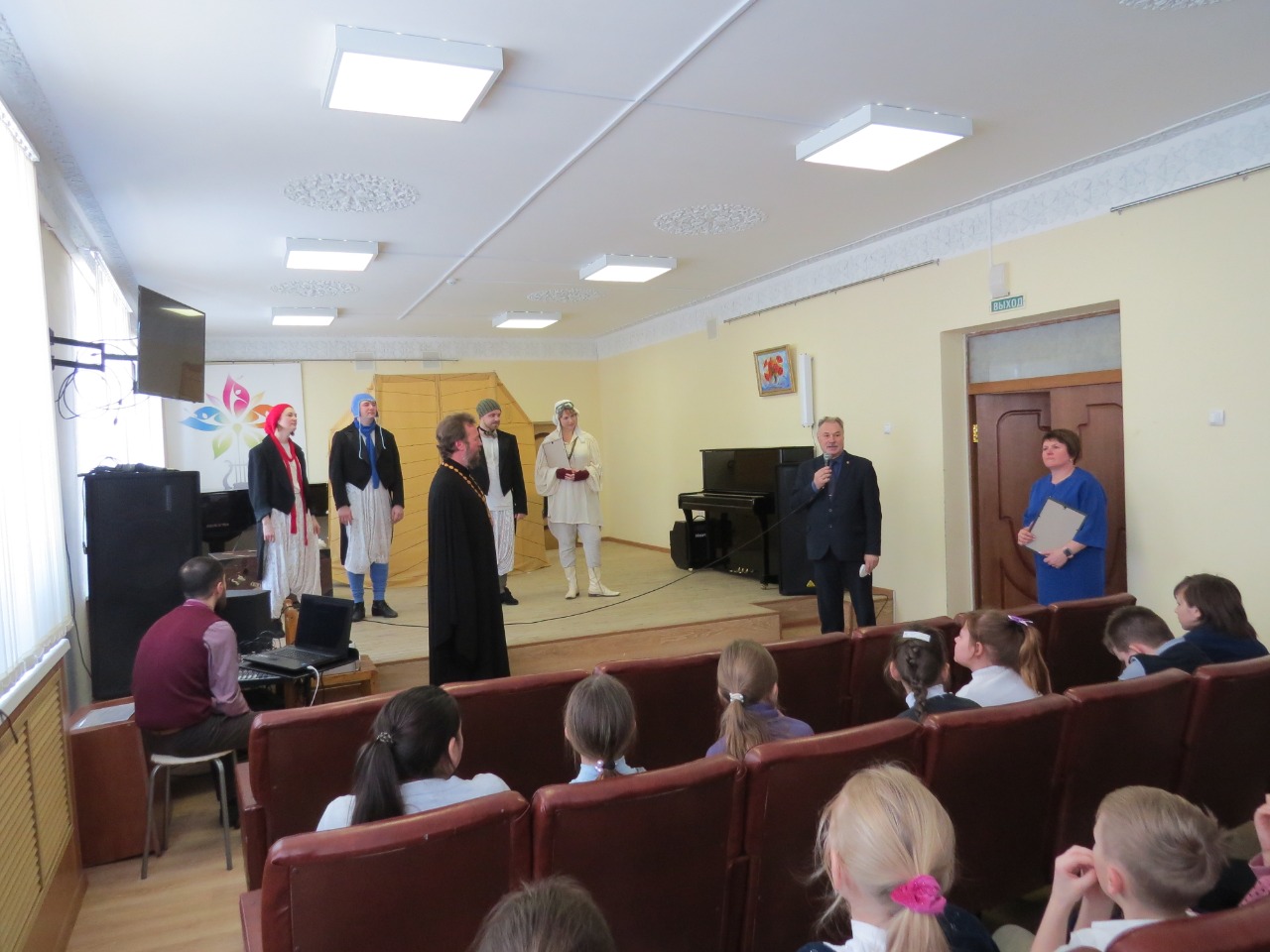 Брянский драмтеатр представил юным карачевцам спектакль-притчу «Два билета на троих»