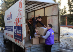 В брянском Доме волонтера продолжается сбор гуманитарной помощи