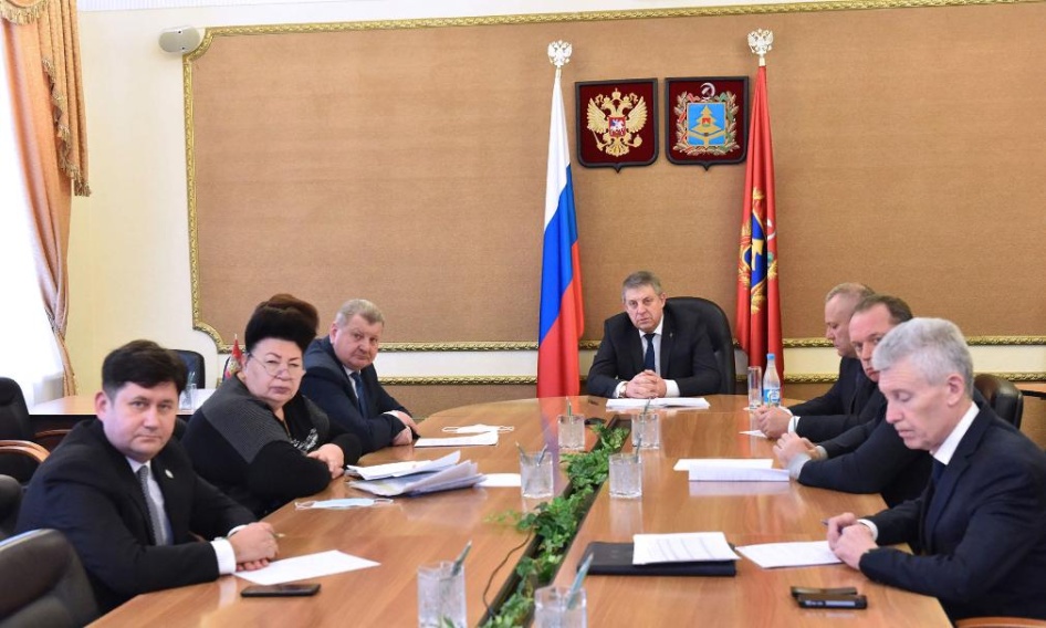 Губернатор Александр Богомаз участвовал в совещании по антикризисным мерам поддержки строительной отрасли России