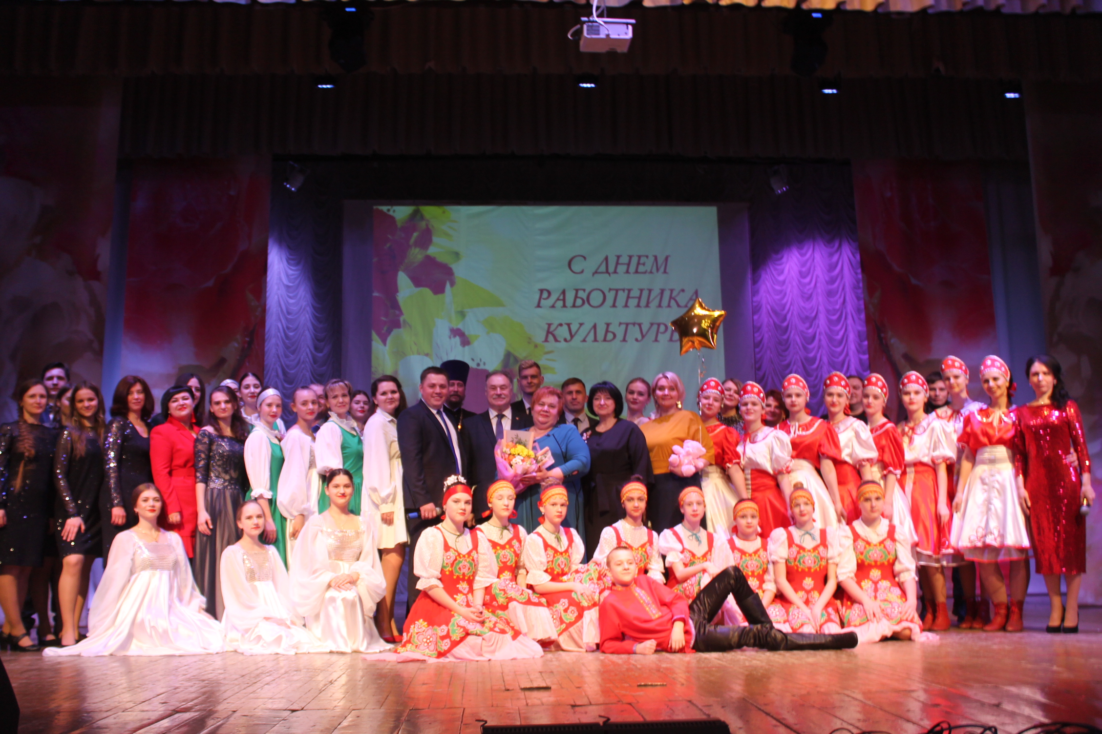 В Карачеве поздравили работников культуры