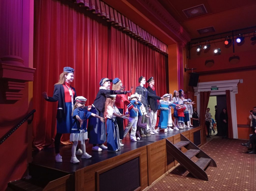 В Брянске  в театре кукол Международный день театра  отмечают