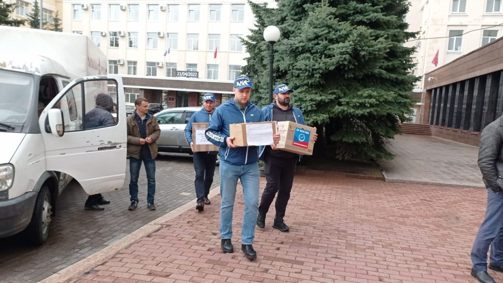 В Брянск доставили из Москвы гуманитарную помощь для жителей Донбасса