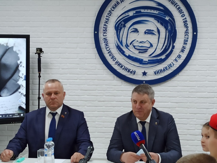 Глава Брянщины Александр Богомаз встретился с участниками акции «Письмо солдату»