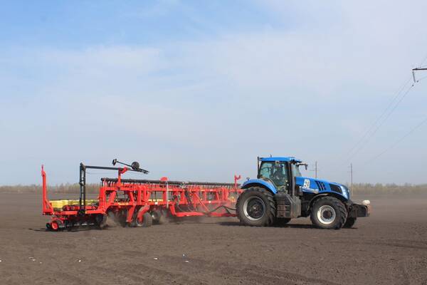 Комаричские сельхозники — лидеры по темпам весенне-полевых работ