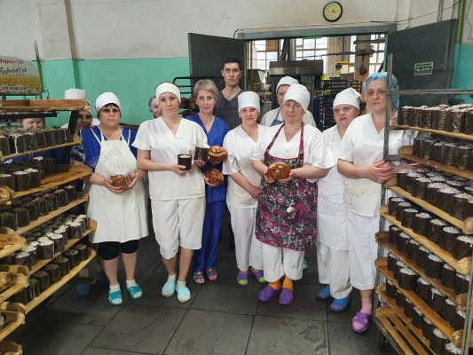 Работники ОАО «Трубчевскхлеб» испекли пасхальные куличи российским воинам