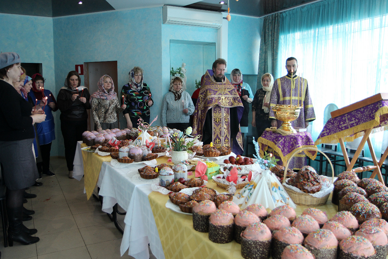 Благочинный Карачевского церковного округа освятил пасхальные куличи