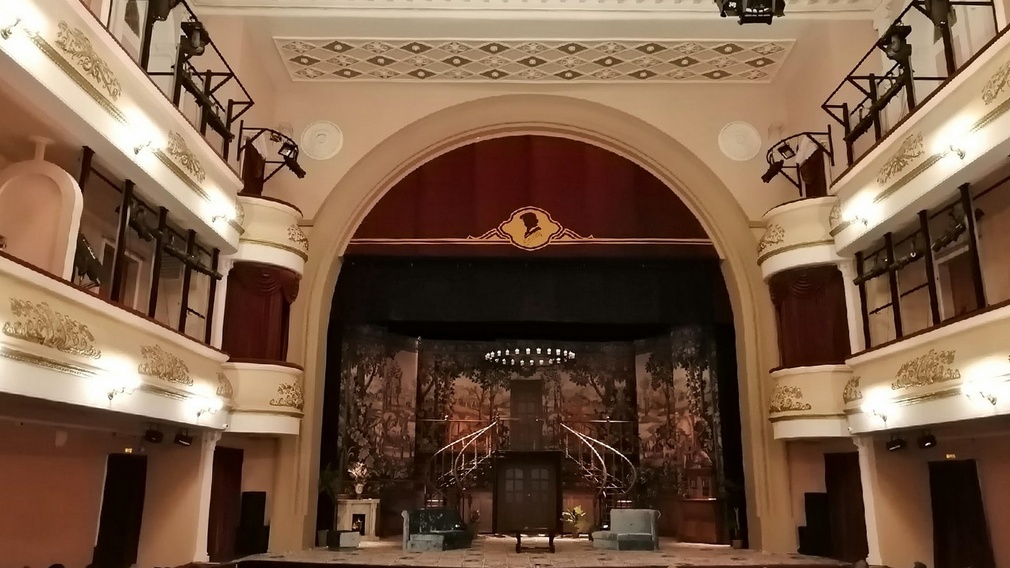 В Брянском драмтеатре прошла премьера спектакля «Восемь любящих женщин»