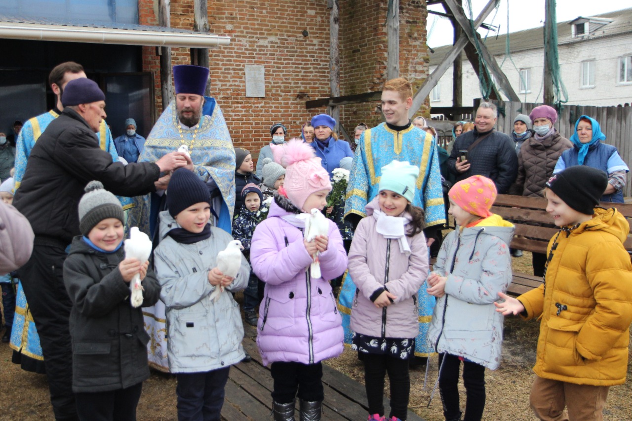 В праздник Благовещения Пресвятой Богородицы в Успенском храме Карачева выпустили голубей