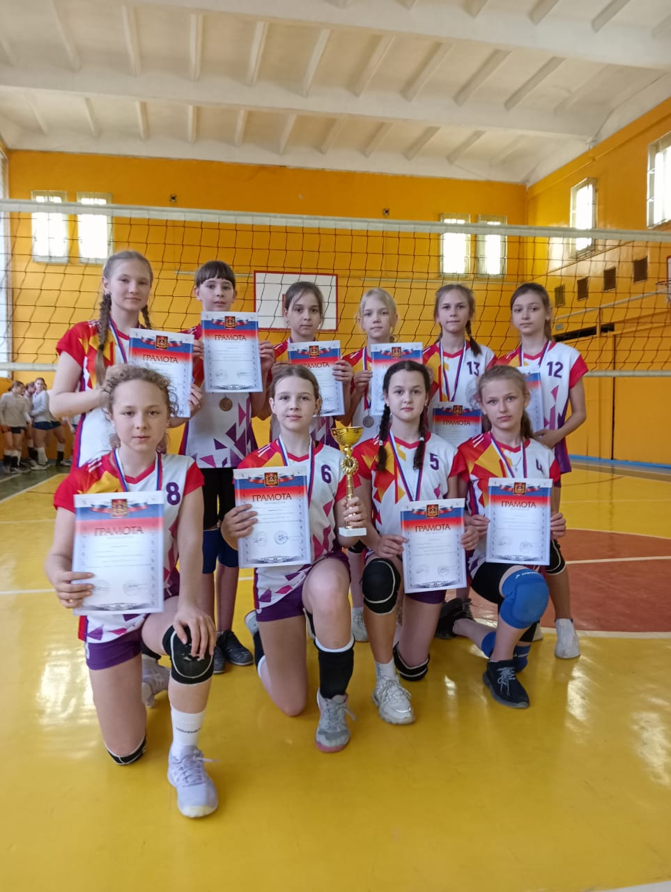 Юные спортсменки Карачевской ДЮСШ завоевали бронзу на межрегиональном турнире по волейболу