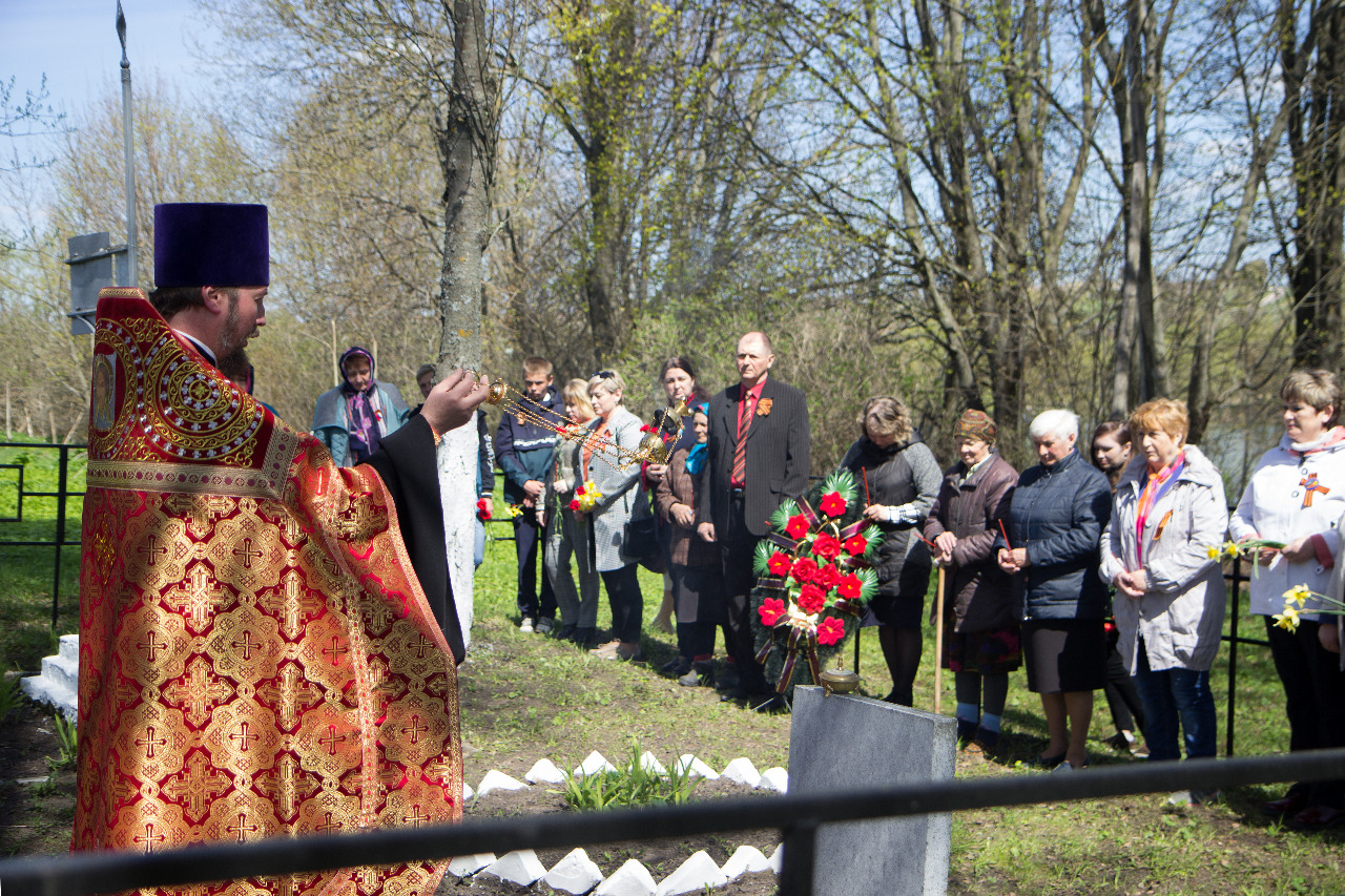 В день памяти великомученика Георгия Победоносца в Карачеве прошли заупокойные богослужения о воинах Великой Отечественной войны