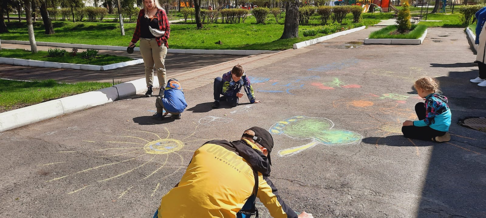 В Карачеве прошел конкурс рисунков на асфальте «Салют, Победа»