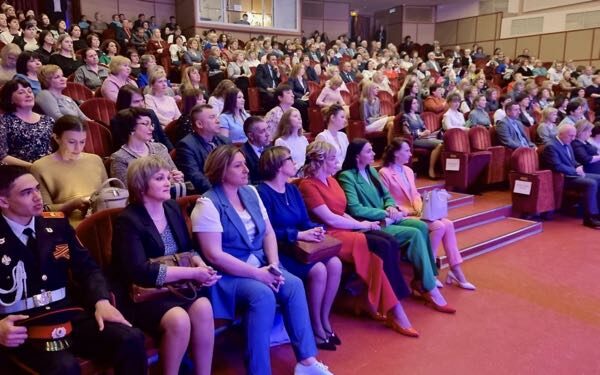 В Брянске 19 мая наградят победителей конкурсов «Учитель года и «Воспитатель года»