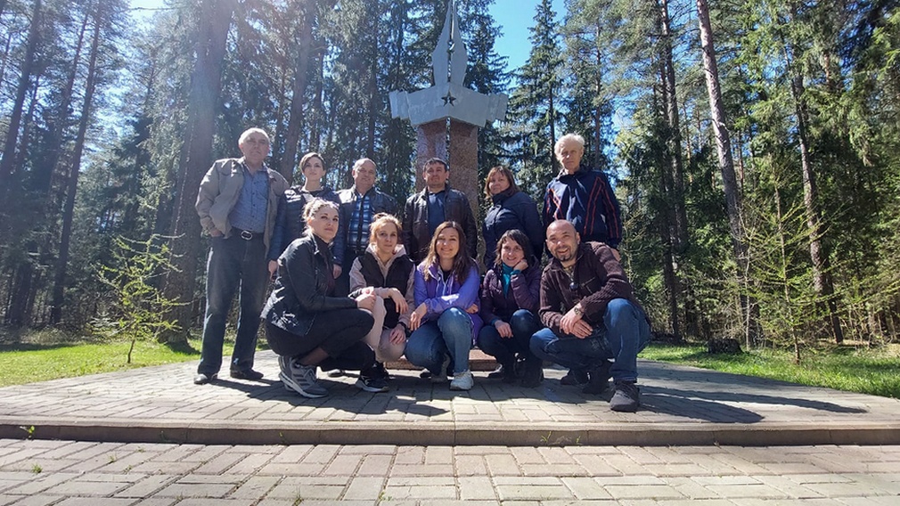 Работники брянских СМИ привели в порядок памятник военным журналистам