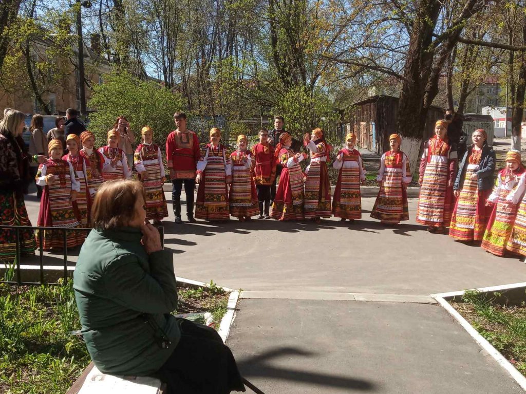 В преддверии Дня Победы для брянских ветеранов устроили концерты во дворах