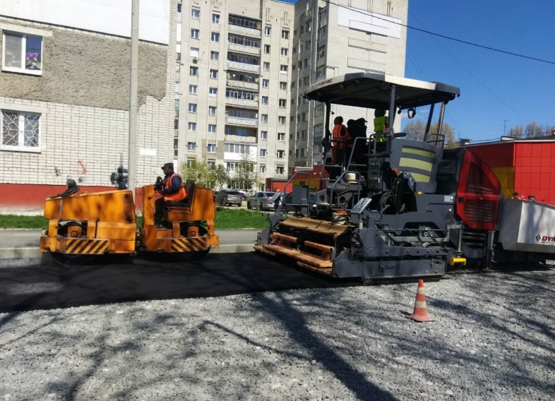 В брянской Бежице укладывают асфальт на улице Мира